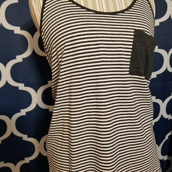 🌻🌺🌻OLD NAVY HI-LOW TANK!! - Picture 3 of 6